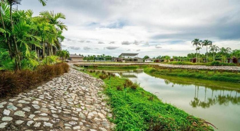 พริ้วลมชมน้ำ รีสอร์ท บ้านพันเสด็จนอก ภายนอก รูปภาพ
